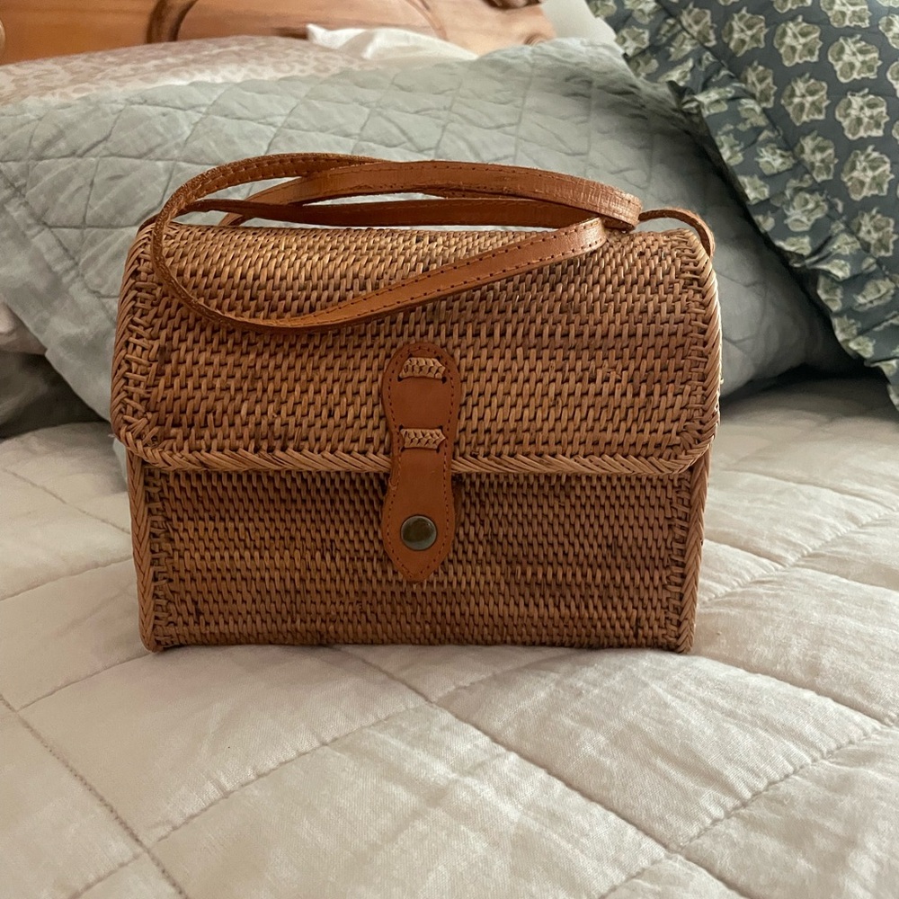 Chic Woven Tan Shoulder Bag
